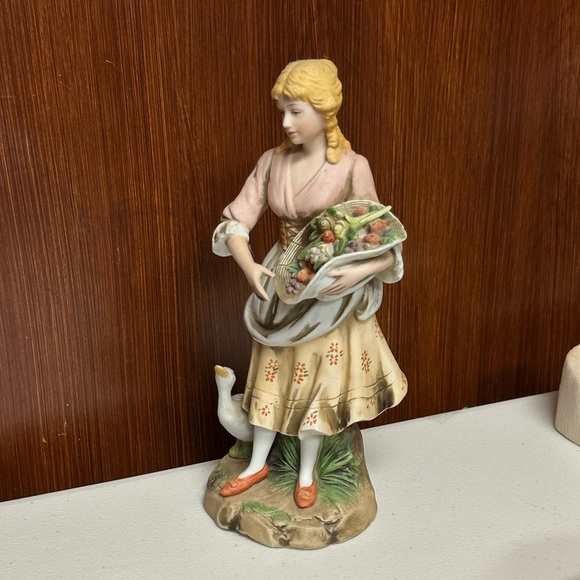 Vintage Homco Porcelain Large figurine Victorian Girl With Goose and fruits - Picture 10 of 13